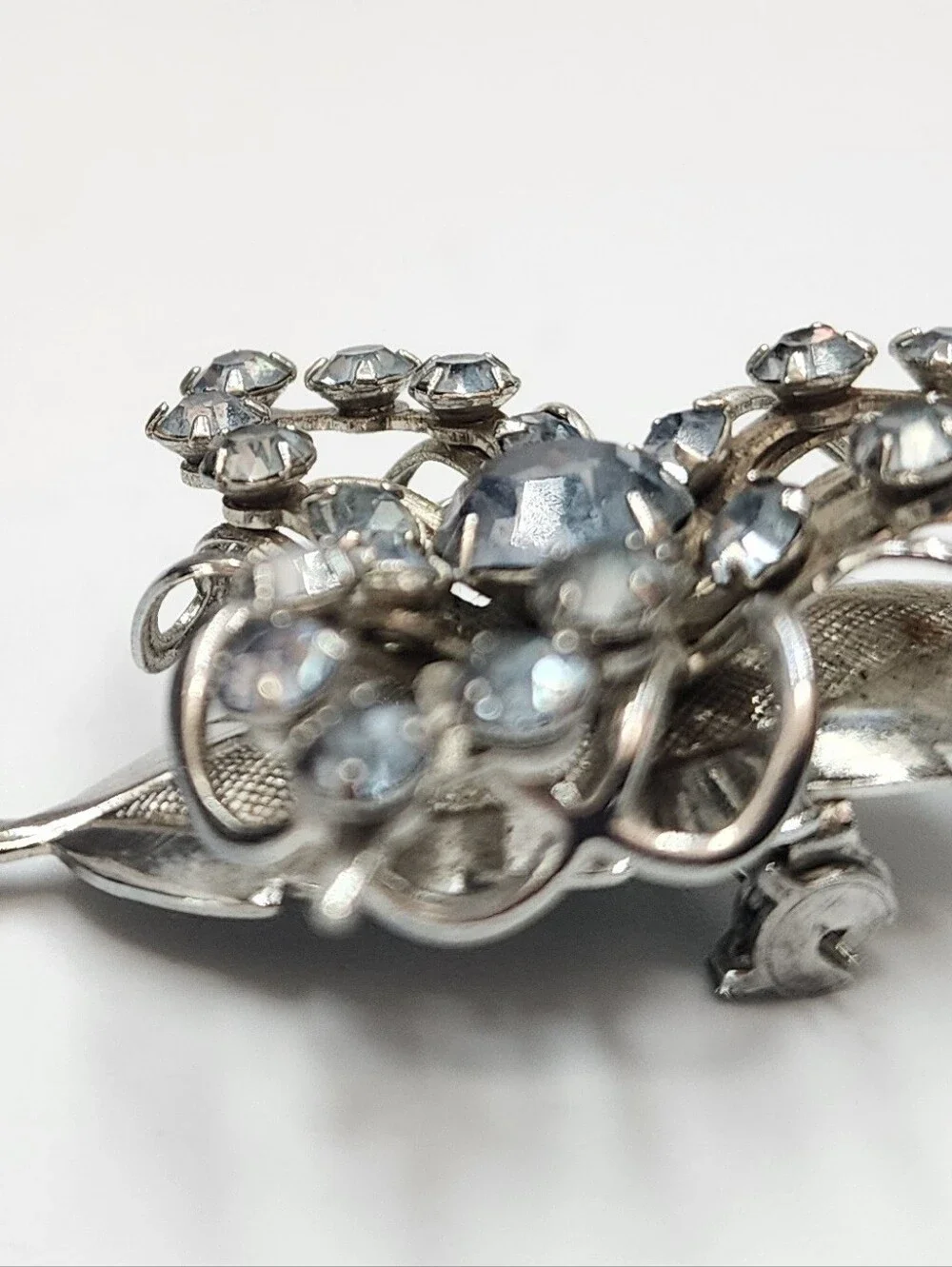 𝅺VINTAGE Flower Spray Brooch Mid Century Blue Rhinestone Silver Tone Curved 2